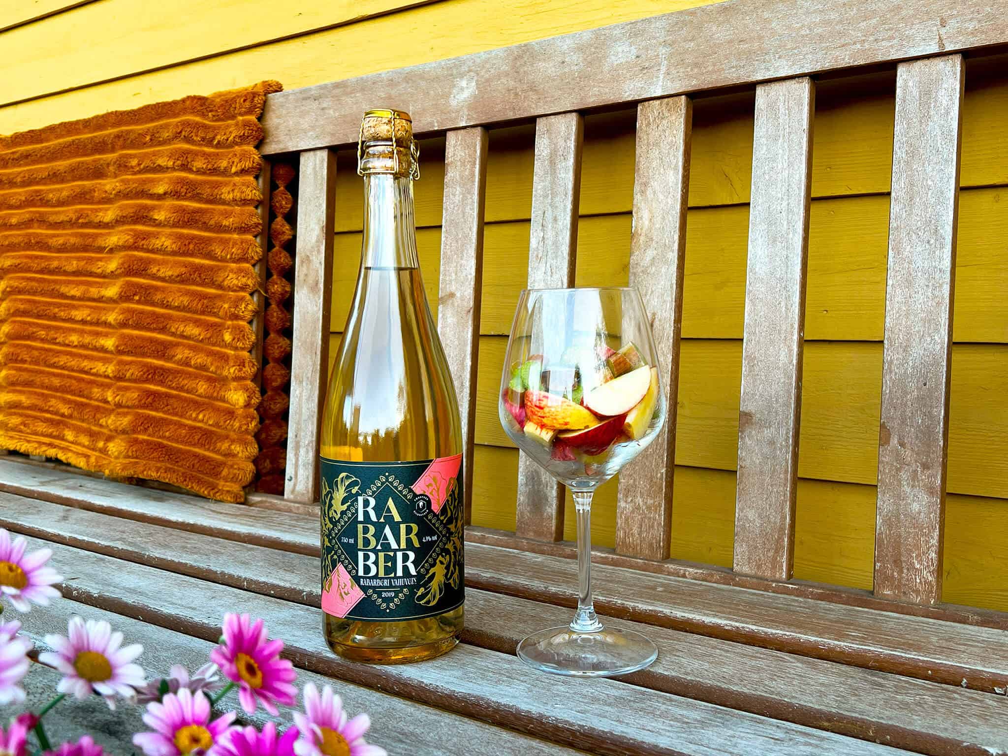 Rabarber vahuvein pingil koos klaasitäie õunte ja rabarberitega.